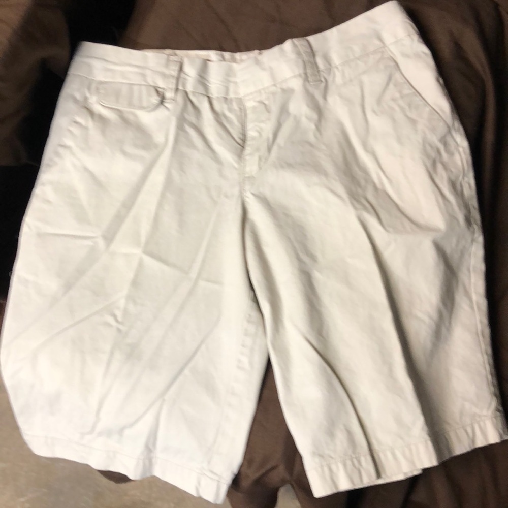 4/$20 Merona Khaki Bermuda shorts size 6